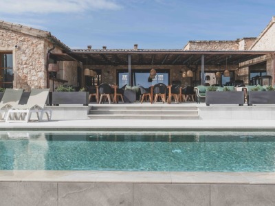 Piscina con terraza